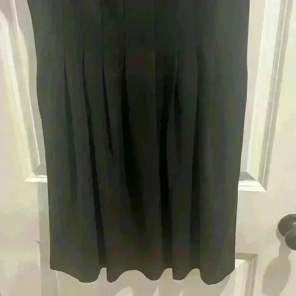 Anne Klein size 8 Black Pleated Dress like new condition w gold zipper - Picture 4 of 9